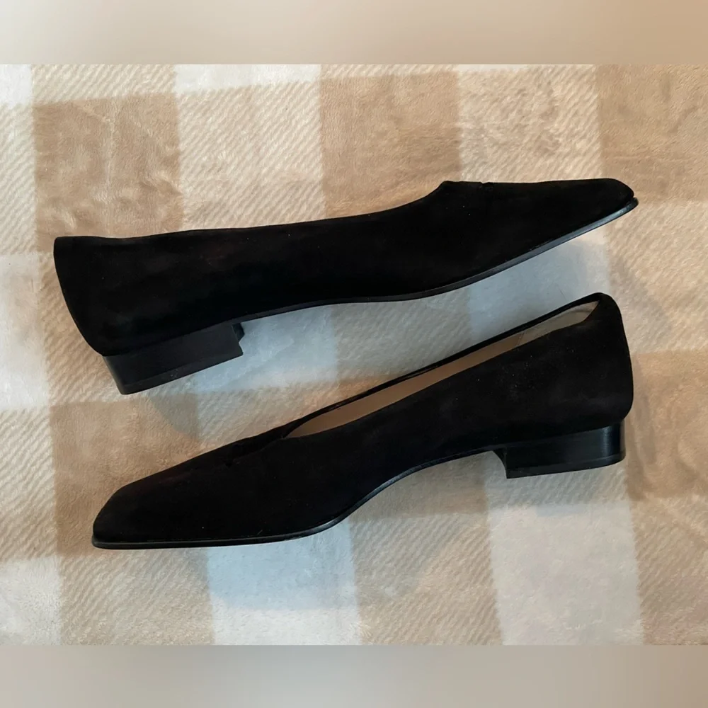 NEW 7.5 Ann Taylor Black Suede Flats with Floral cutout. Square tops